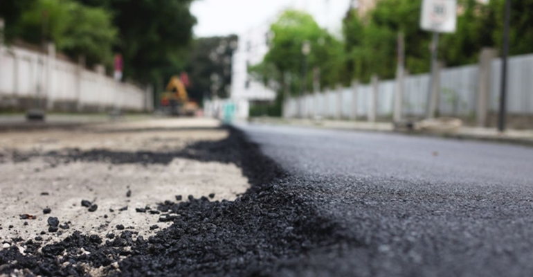 Désamiantage : après l’amiante dans les bâtiments, l’enrobé bitumineux des routes